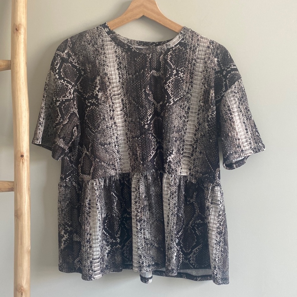Zara Snakeskin Peplum Short Sleeve Top Sz Medium